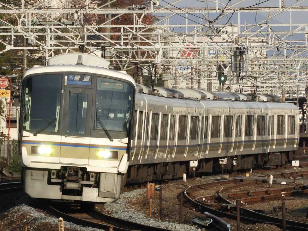 山崎駅付近を走行するJR京都線の様子