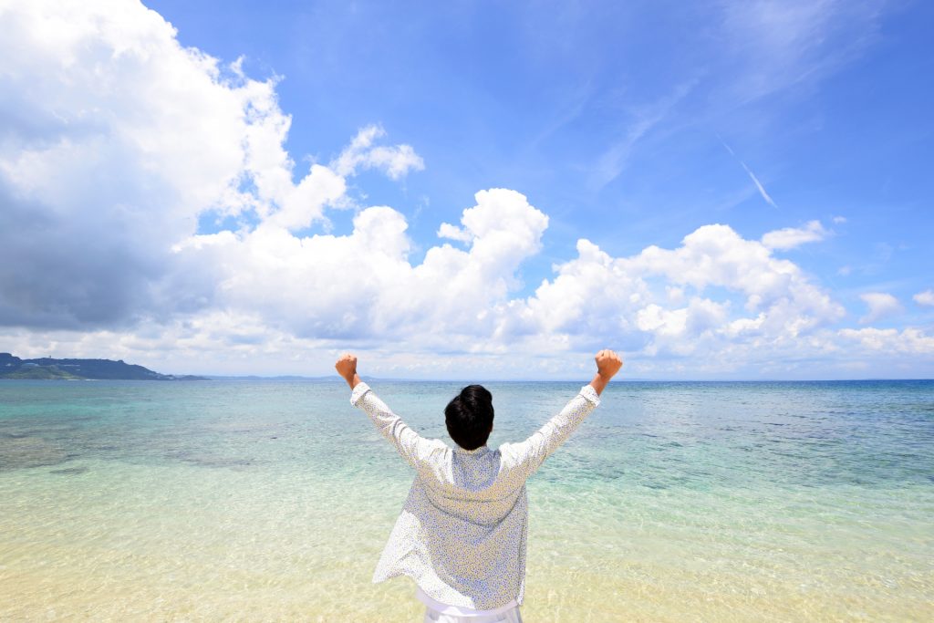 沖縄の美しい海で寛ぐ男性の様子