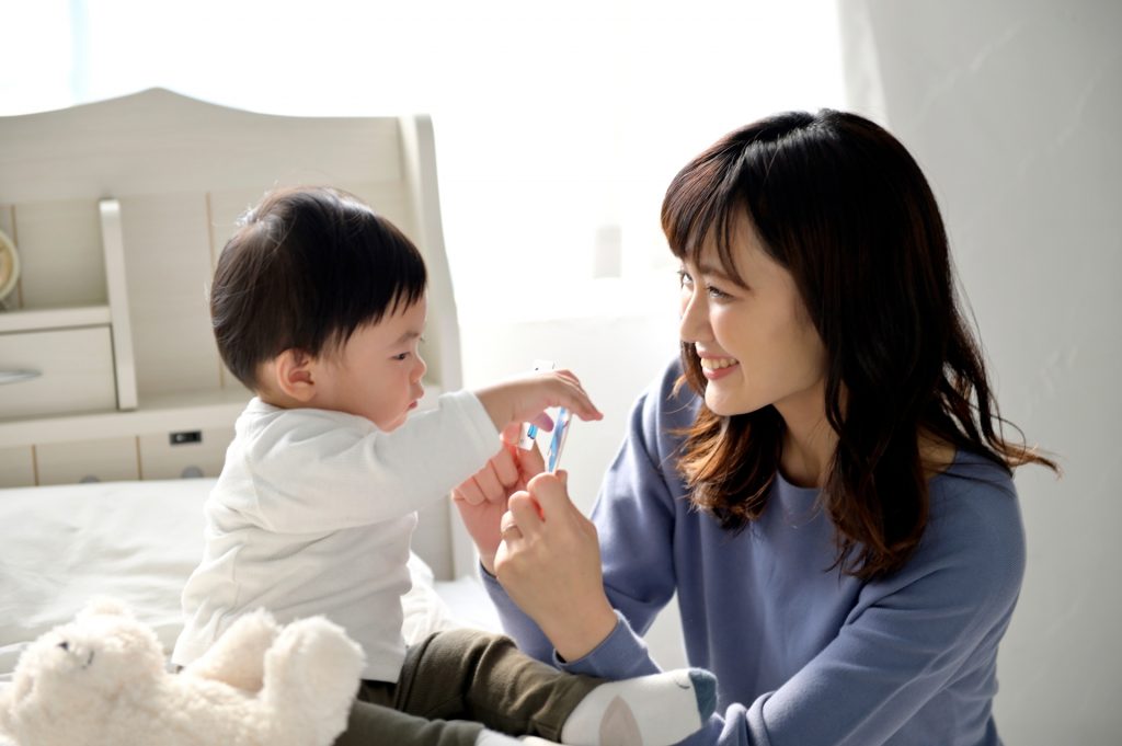 子供と遊ぶ女性の様子