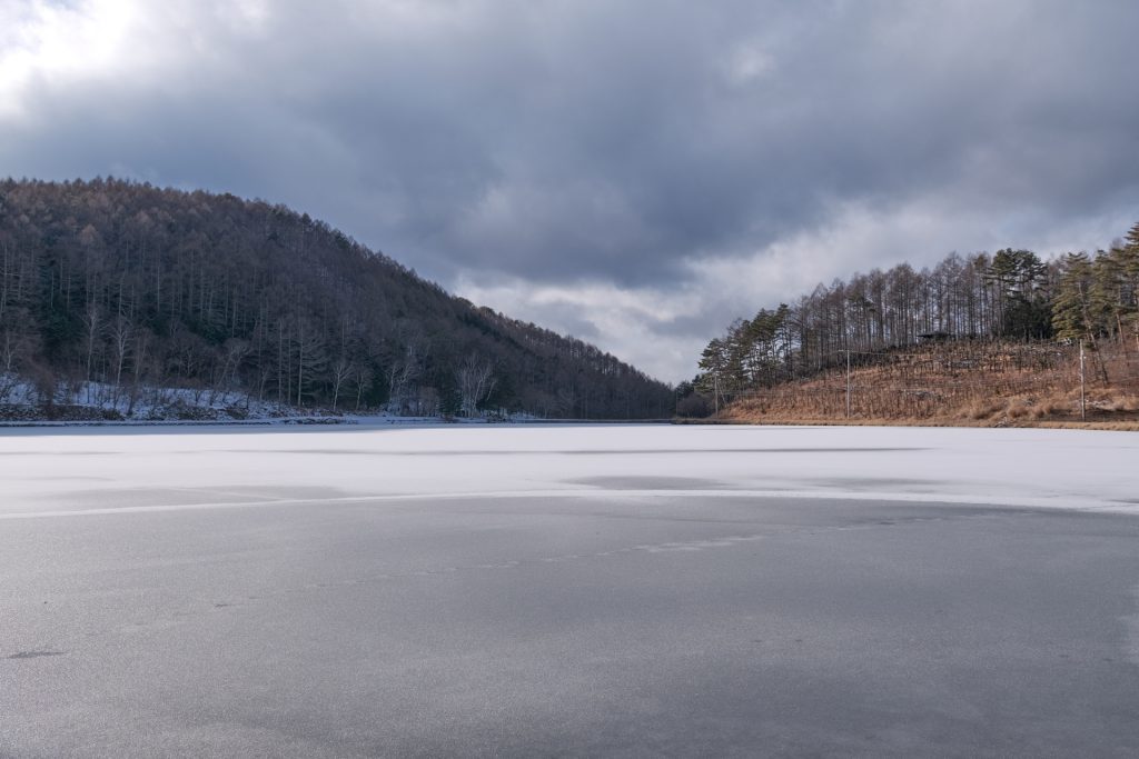 氷のはった湖