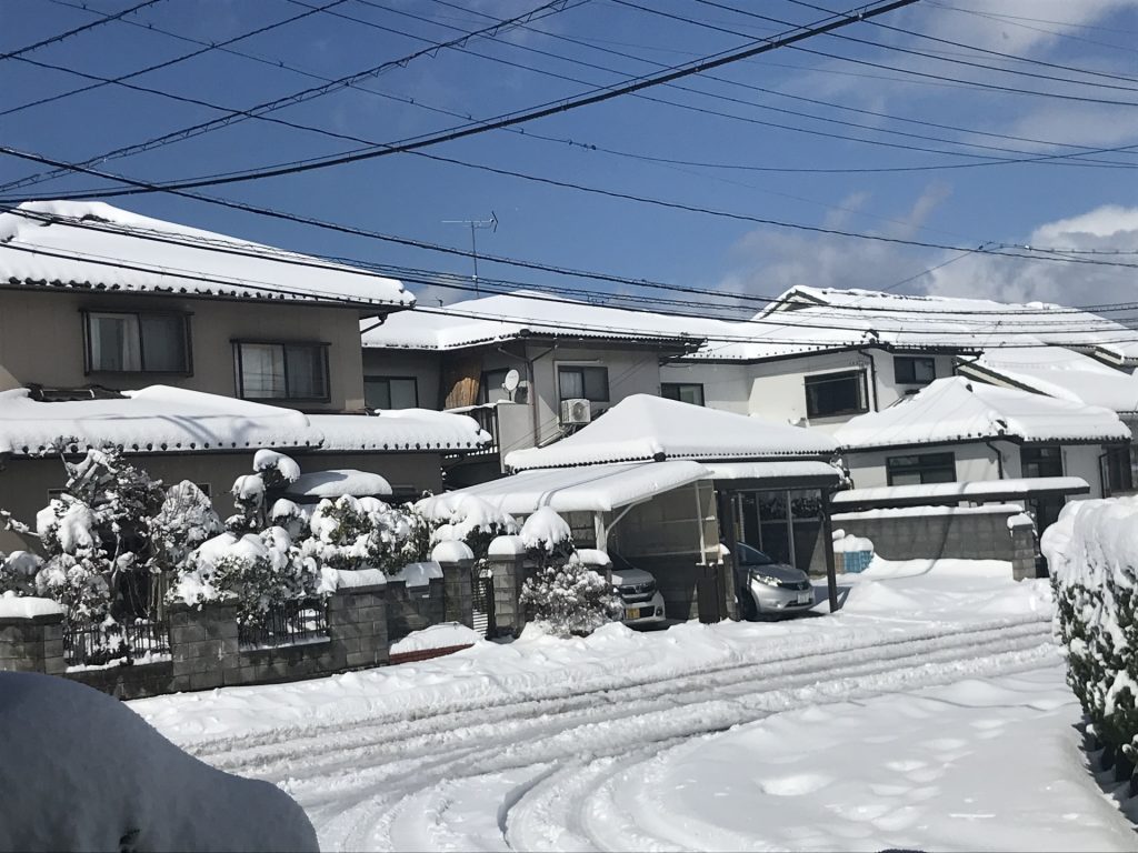 雪の積もった民家