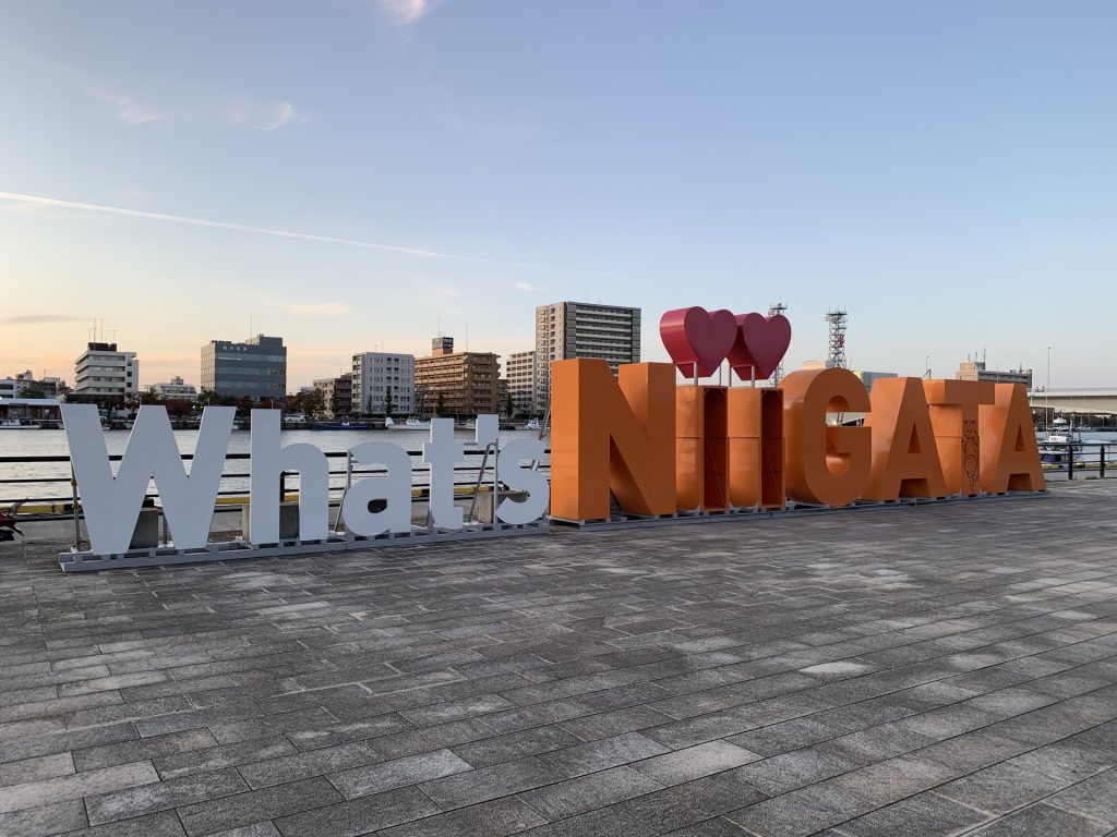 「What's NIIGATA」モニュメント
