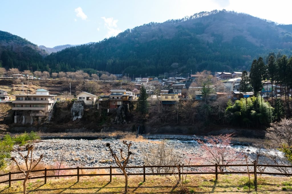 山梨県北都留郡丹波山村 丹波川と村の風景の様子