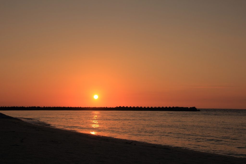 ふたみシーサイド公園から見た夕日の様子