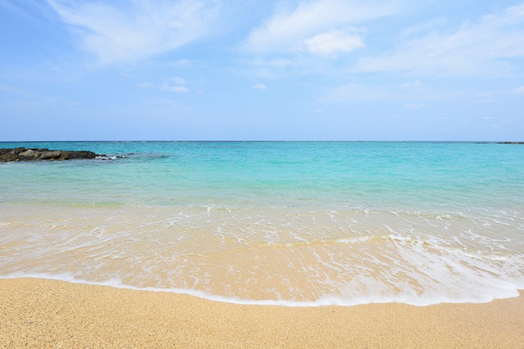 沖縄きれいな海さわやかな空の様子