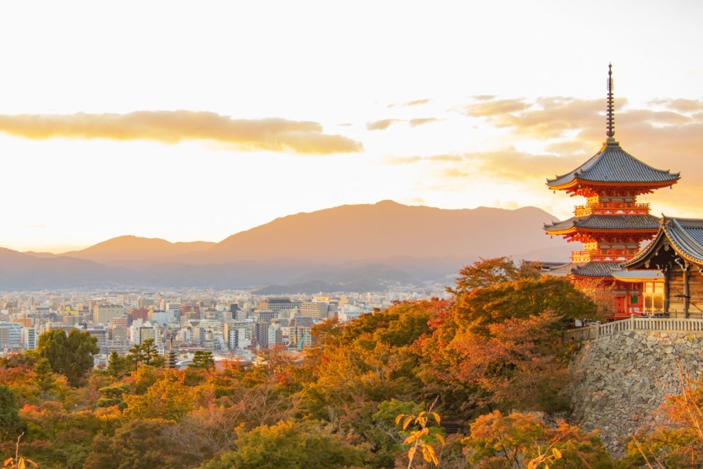 夕日を浴びる清水寺の三重塔の様子