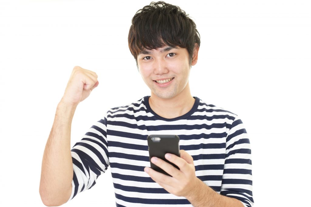 スマートフォンを持つ男性の様子