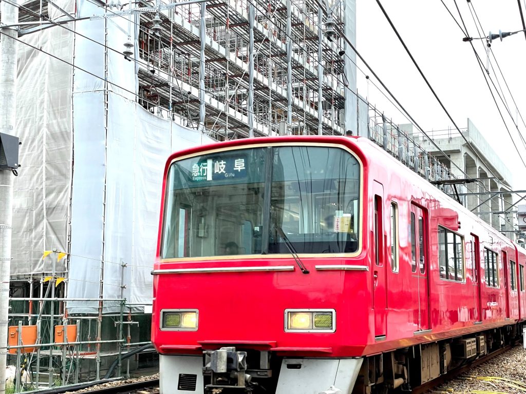 知立市の赤い電車の風景の様子