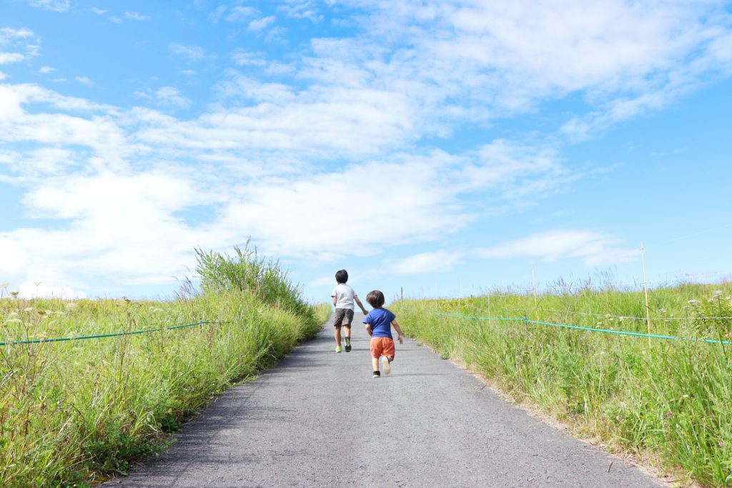 緑の中を走る子供達の様子